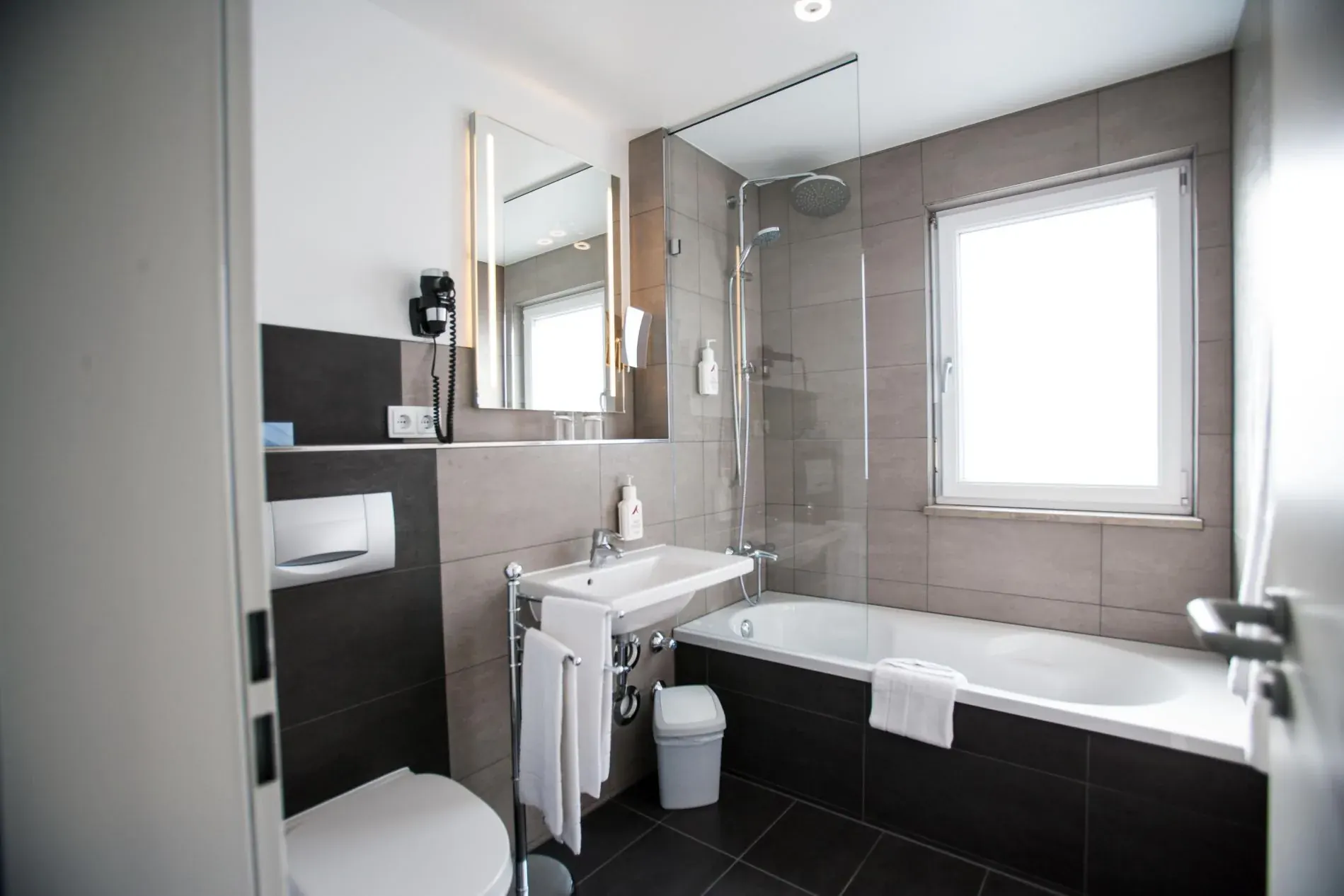 Modernes, helles Badezimmer mit Regendusche