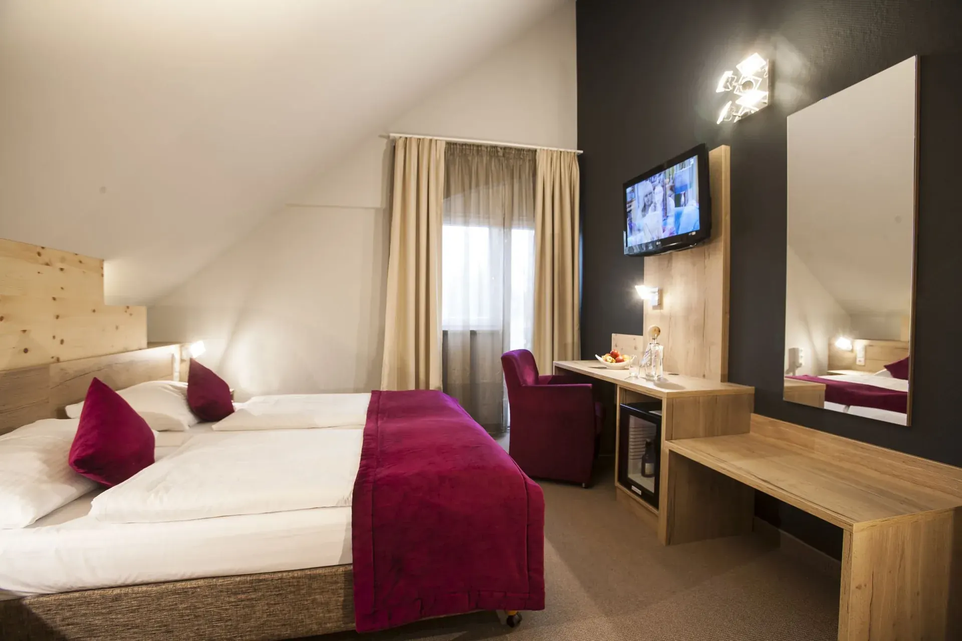 Zimmer im Dachgeschoss mit Zirbenholz