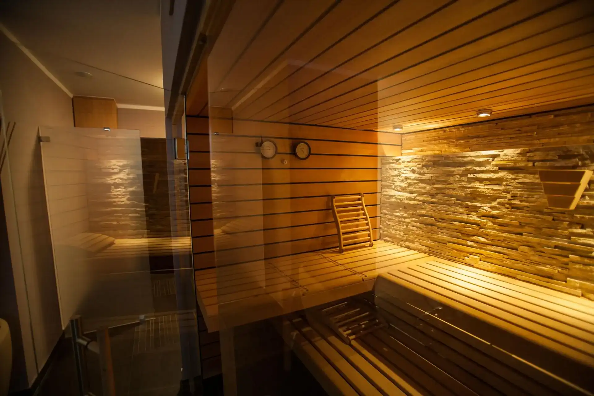 Finnische Sauna mit Steinwand