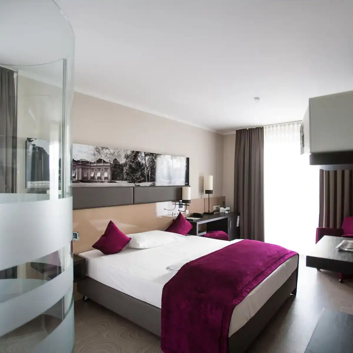 Deluxe Zimmer mit geschwungener Glasdusche und Doppelbett